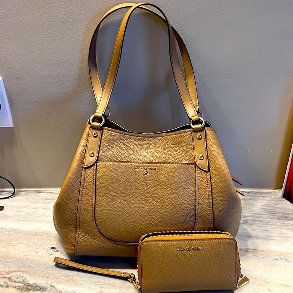 Excellent Condition Michael Kors Purse & Wallet